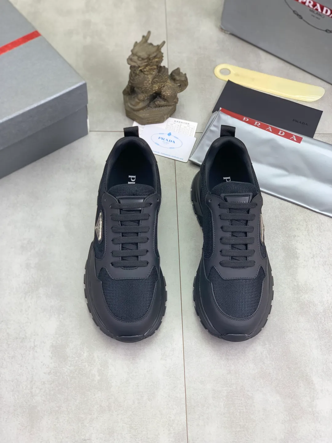 Men's shoes 💰P560💰[New style] popular models are on the official website, 🆘 Trendy brand (Prada) mainly promotes popular models, avant-garde and versatile fashion men's shoes private version mold opening, cowhide surface splicing 1:1.. Fashionable and simple, original imported cowhide lining cowhide feet; the atmosphere and personality are more fashionable, eye-catching and pursuing class. It will subvert the old idea and be a must-have for fashionistas with you! Must keep it for yourself! Tall and comfortable, large and low, high-end quality workmanship. Code number: 38-45 3️⃣optional.